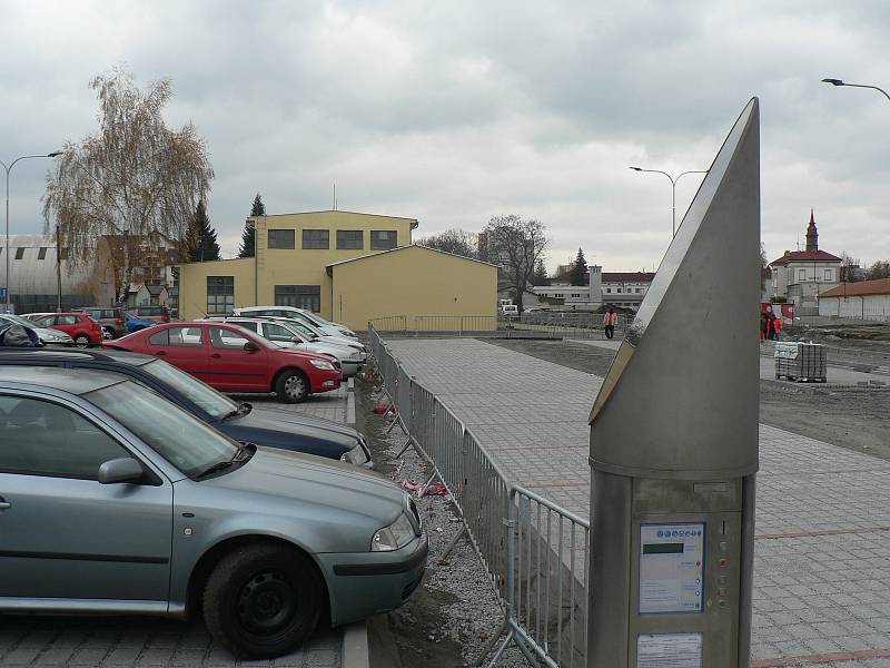 Parkoviště v Jírovcově ulici v Českých Budějovicích už je částečně v provozu. Příjezd je ale provizorní. Dokončeno má být v listopadu.