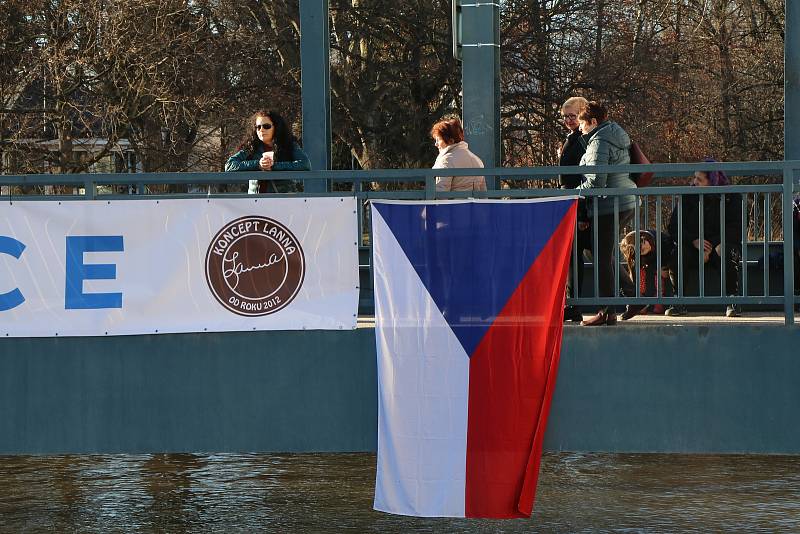 Plavecké závody mezi mosty v Budějovicích.