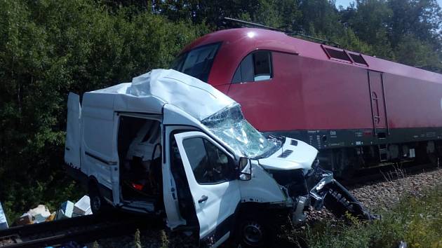 Řidič dodávky se zranil při střetu s rychlíkem v pondělí dopoledne mezi Včelnou a Kamenným Újezdem.