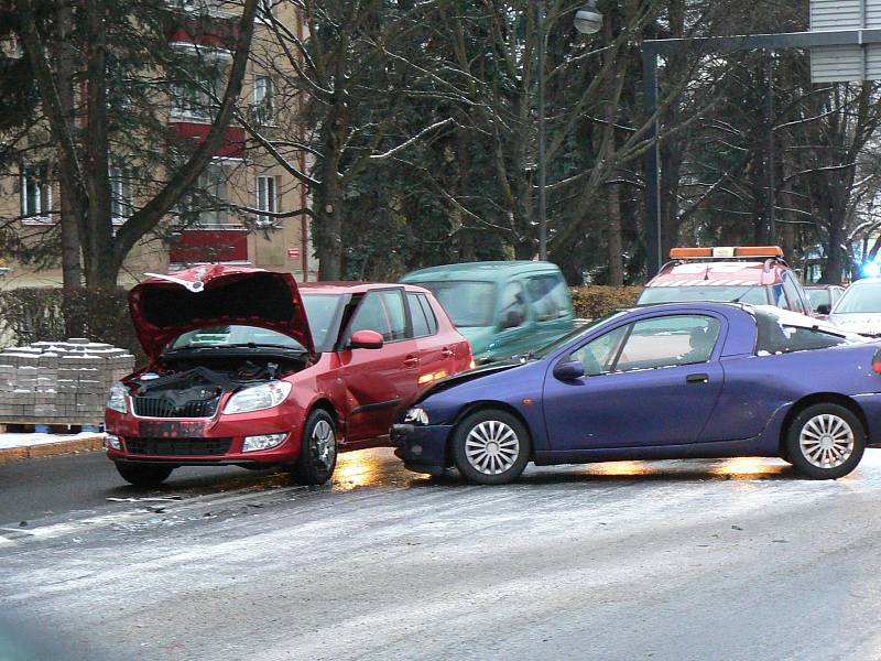 Úterý, první "zimní" den v Českých Budějovicích, nezačalo pro motoristy šťastně. Na snímku je nehoda dvou osobních vozidel v Mánesově ulici.