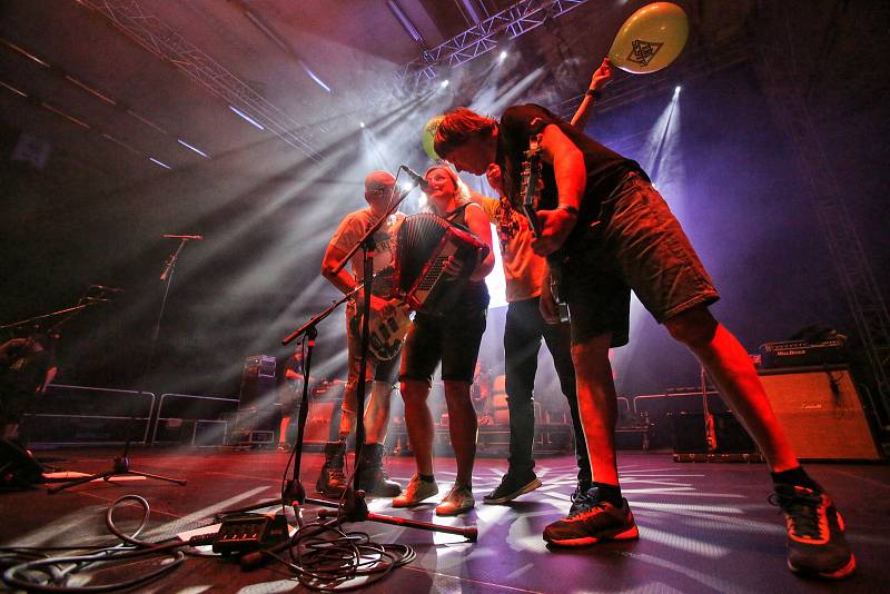 Hokejová Budvararena hostila rockový festival. Vrcholem večera byly Tři sestry.