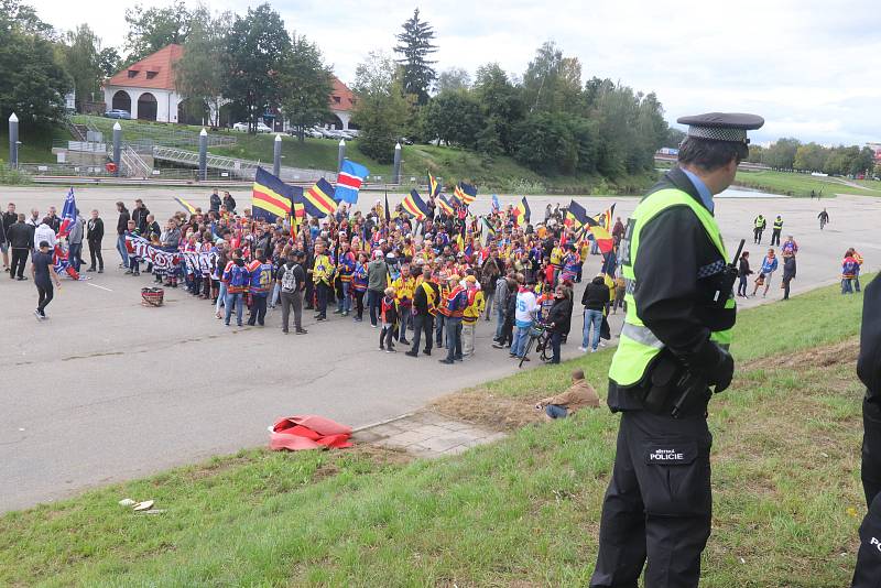 Fanouškové Motoru na tradičním pochodu k českobudějovickému zimnímu stadionu