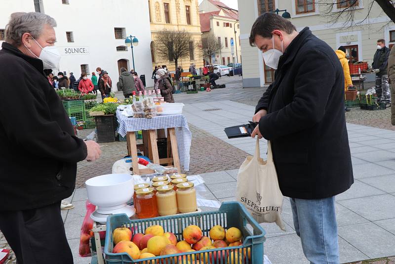 Farmářský trh na Piaristickém náměstí v Českých Budějovicích je opět otevřen.