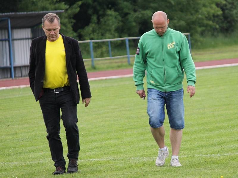 Fotbalisté SK Čtyři Dvory doma Borovany nijak nešetřili, vyhráli 7:0, hosté musí ještě záchranu potvrdit.. 