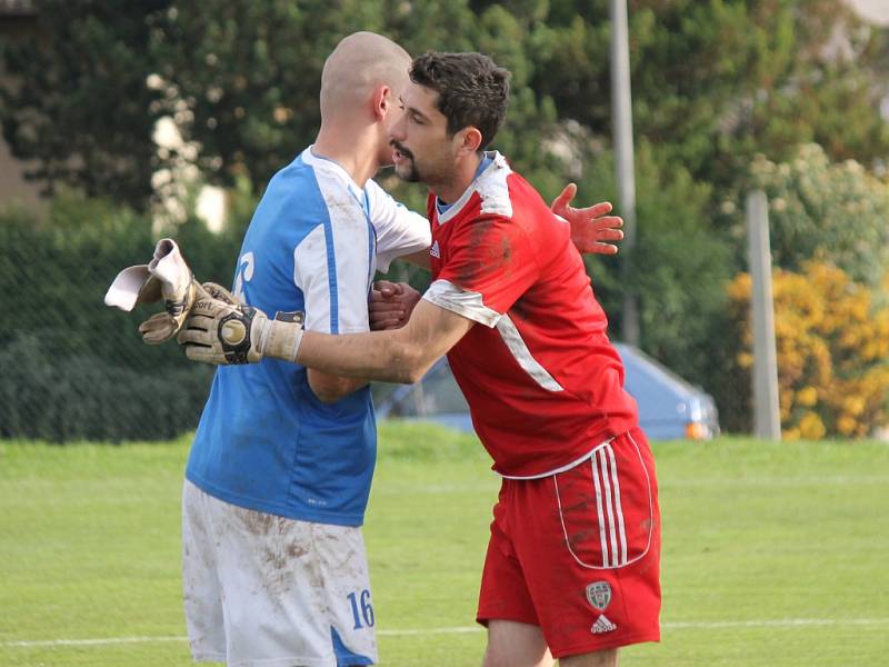 na závěr podzimu Ševětín (v černém) v derby remizoval s Dolním Bukovskem 2:2.