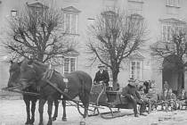 Zima na vltavotýnském náměstí před budovou zámku. Snímek Jeníka Švehly z archivu Městského muzea v Týně nad Vltavou.