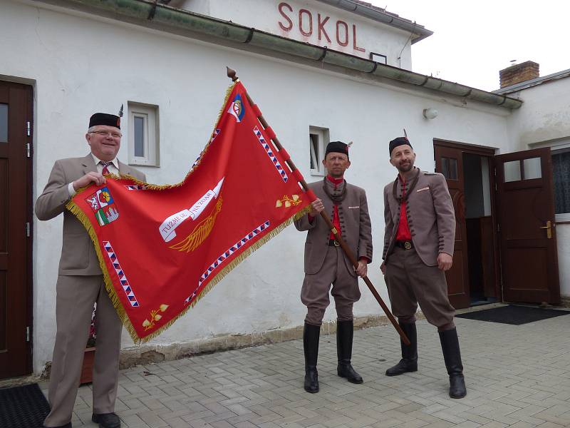 Sté výročí existence oslavili ve středu členové Tělovýchovné jednoty Sokol Nová Ves.