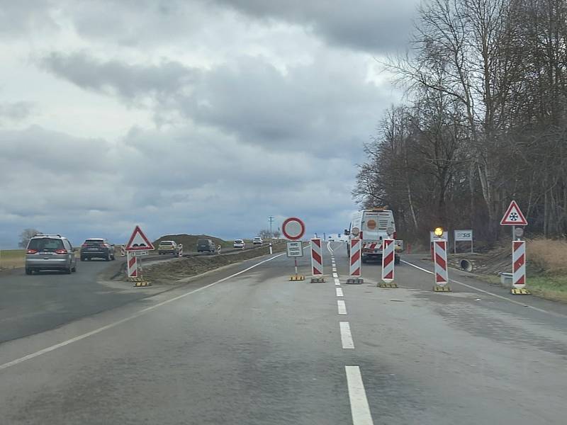 Dne 2. prosince 2021 začal zkušební provoz i na zbývající části obchvatu Strážkovic na Českobudějovicku. Brzo odpoledne zde stáli naposledy řidiči v kolonách na semaforech, kvůli provizorní krátké objížďce.