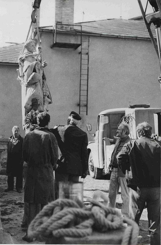 Piaristické náměstí, shromaždiště lidských kostí při archeologickém výzkumu bývalého hřbitova. Foto ze sbírky fotografií a pohlednic Jiřího Dvořáka poskytl Státní okresní archiv České Budějovice