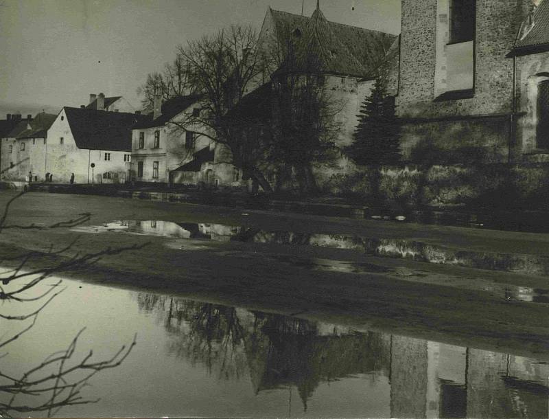 Vypuštěné slepé rameno Malše, 1965. Foto ze sbírky fotografií a pohlednic Jiřího Dvořáka poskytl Státní okresní archiv České Budějovice