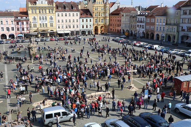 Tesání křížů na náměstí v Českých Budějovicích.