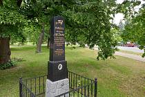 Pomník v Branišovské ulici připomíná aviatika Antonína Ježka, který při nezdařeném seskoku padákem zahynul v roce 1923.