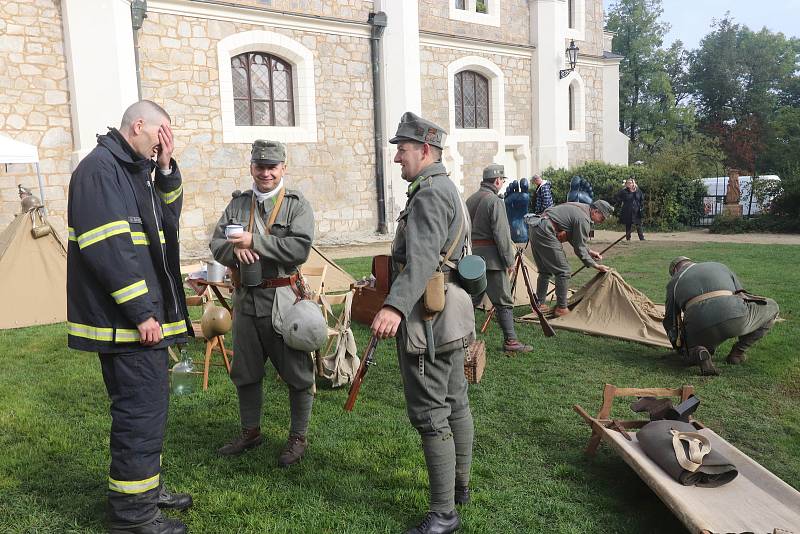 Vojenské ležení na nádvoří Alšovy jihočeské galerie v Hluboké nad Vltavou.