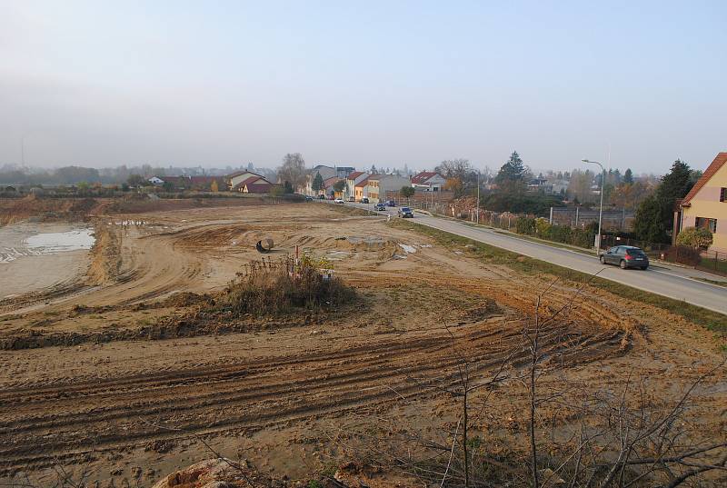 Výstavba D3 u Ledenické ulice, kde bude končit tunel Pohůrka. O kousek dál bude prstencová mimoúrovňová křižovatka.