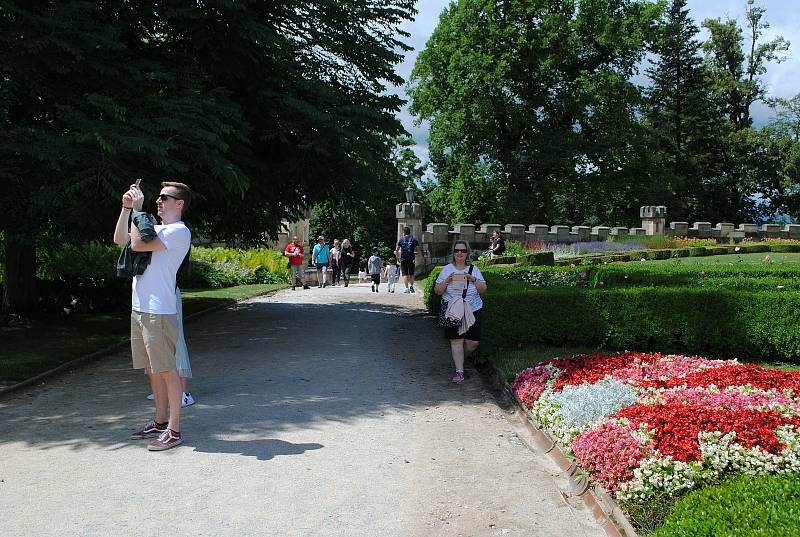 Zámek Hluboká obklopují okrasné zahrady a anglický park, v bývalé zámecké jízdárně je Alšova Jihočeská galerie.