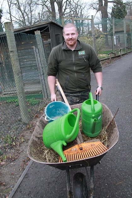 O chod zoologické zahrady se denně stará desítka zaměstnanců. Na snímku Martin Drha.