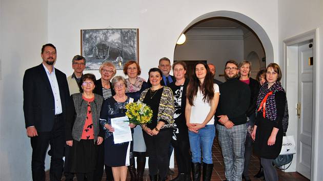 Profesorka Jitka Radimská (uprostřed s kyticí) získala mezinárodní cenu.