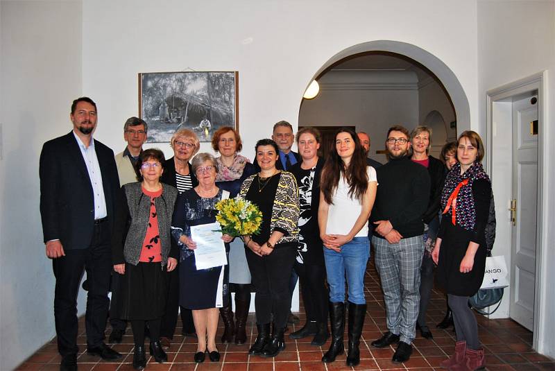 Profesorka Jitka Radimská (uprostřed s kyticí) získala mezinárodní cenu.