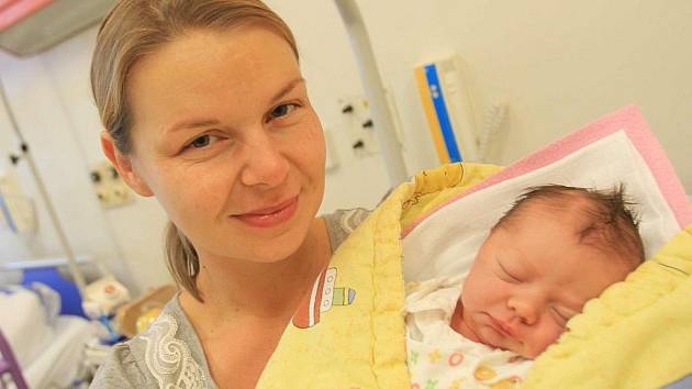 Prvním dítětem které se letos narodilo v českobudějovické porodnici, je Marcela Adamová, na snímku s maminkou Monikou.