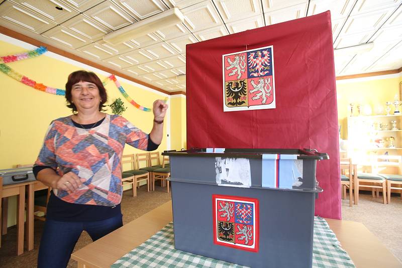 V Čížkrajicích dohlížela na volby komise v tradičním složení. Zasedl v ní i kybernetik, předsedou byl myslivec.