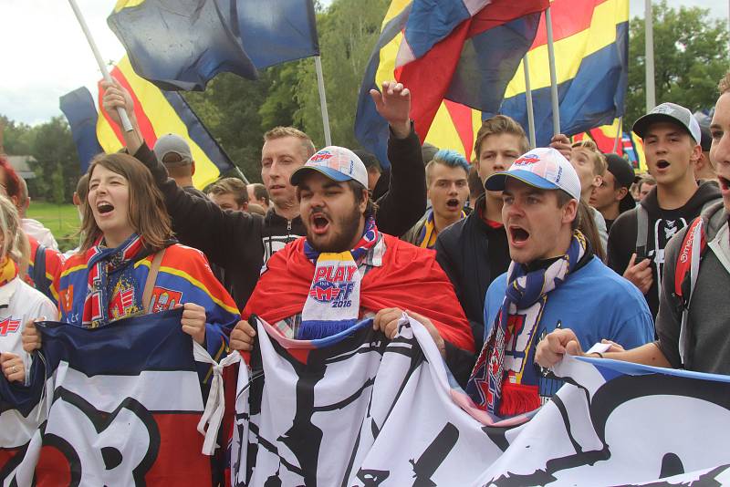 Fanouškové Motoru na tradičním pochodu k českobudějovickému zimnímu stadionu