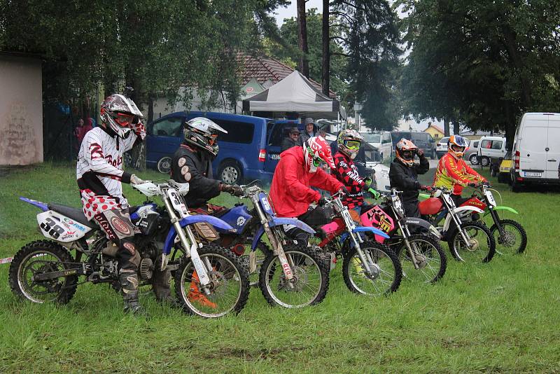 Fichtl cup Florida, terénní závod motocyklů Jawa 50 Pionýr, se jel u Hůrského rybníka u Adamova na Českobudějovicku.