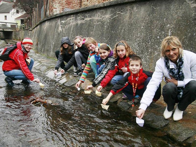 Děti ze Základní školy ve Vlachově Březí na Prachaticku pouštěly v pondělí po hladině potoka Libotyně od mostu k mostu papírové parníčky, do nichž vepsaly básně. Zapojily se tak pod vedením učitelky Markéty Horákové do festivalu Den poezie.