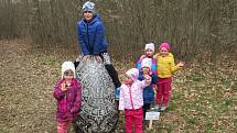 Hledači obřích kraslic Simon, Anička, Terezka, Dianka, Laura a Amanda z Hluboké přejí veselé Velikonoce.