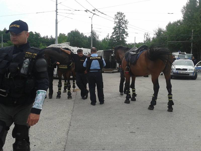 Na konečné MHD na Máji se k zásahu chystá i jízdní policie.