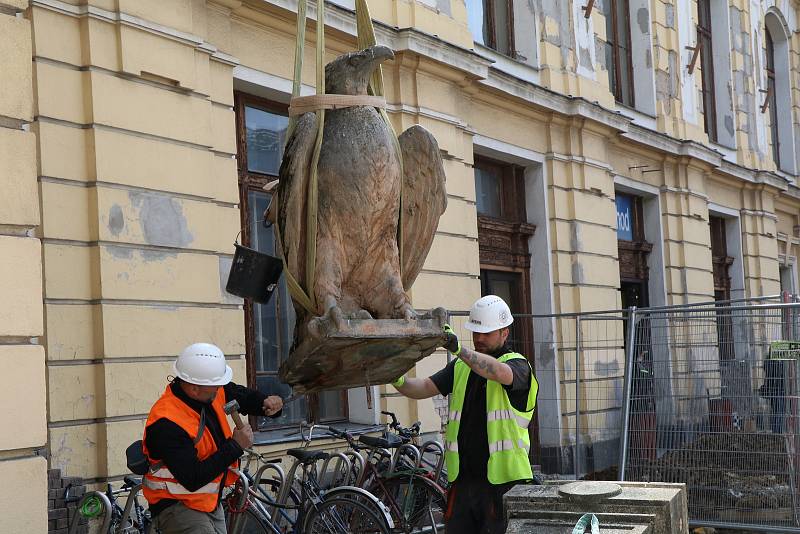 Sochu orla snesli ve středu z průčelí českobudějovického vlakového nádraží. Sochu čeká obnova v rámci velké rekonstrukce nádraží.