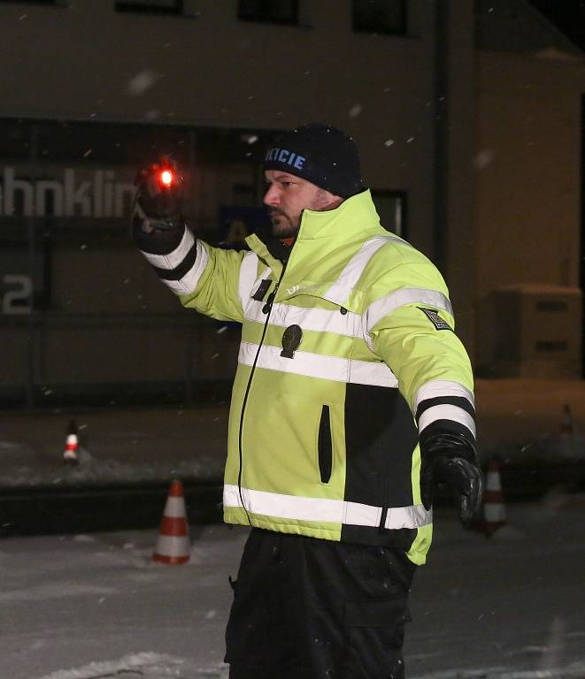 Policisté, kteří kontrolují auta na hraničním přechodu Dolní Dvořiště, zažívají nyní mrazivé noci, kdy teplota padá k minus deseti a ještě níž. Nejhorší pro ně je ledový vítr. Na snímku z neděle 17. ledna  policista Václav Novák.