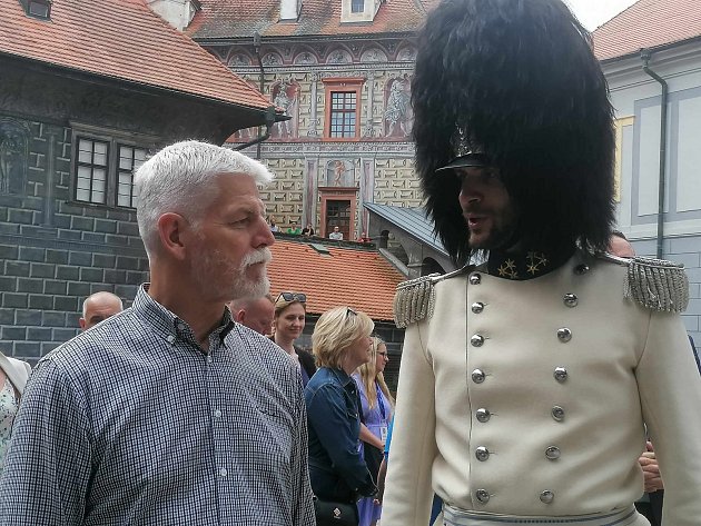 Prezidentský pár na návštěvě krumlovského zámku. Přivítat ho přišla schwarzenberská granátnická garda.