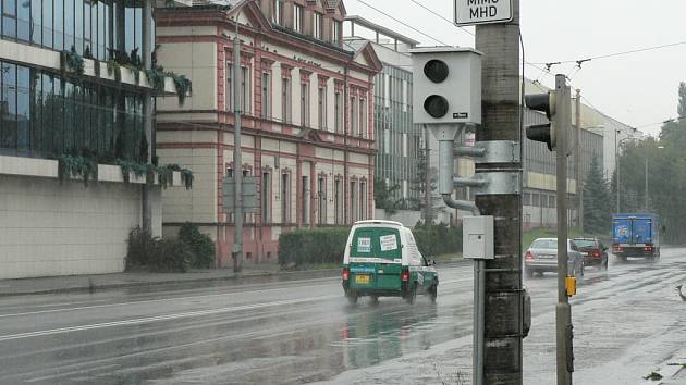 Vedení  českobudějovické radnice si nejen na domácí řidiče připravilo na příští rok zahájení provozu hned deseti radarů, které budou kontrolovat rychlost aut na několika křižovatkách.