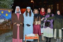 Advent v Týně nad Vltavou zahájili v neděli tradičně zvonkovým průvodem. Jeho účastníci pak rozsvítili na náměstí Míru vánoční strom.