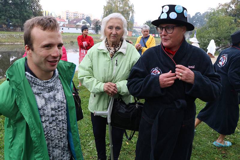 Sezona otužování na Malši zahájena. Spolek Promrzlé pyjavice spolu se svými příznivci zahájil sezonu u Malého jezu v Českých Budějovicích.