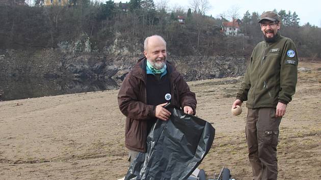Dobrovolníci čistili v sobotu Orlík, naplnili šest set pytlů odpadu -  Táborský deník