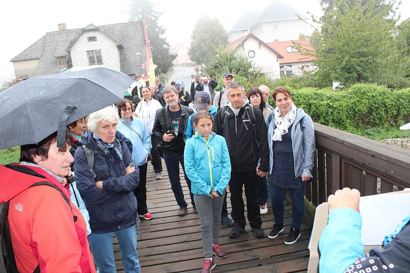 Pasažéři Vlaku Josefa Seidela se v sobotu vydali na Novohradsko, kde díky i více než sto let starým snímkům sledovali proměny krajiny i obcí.