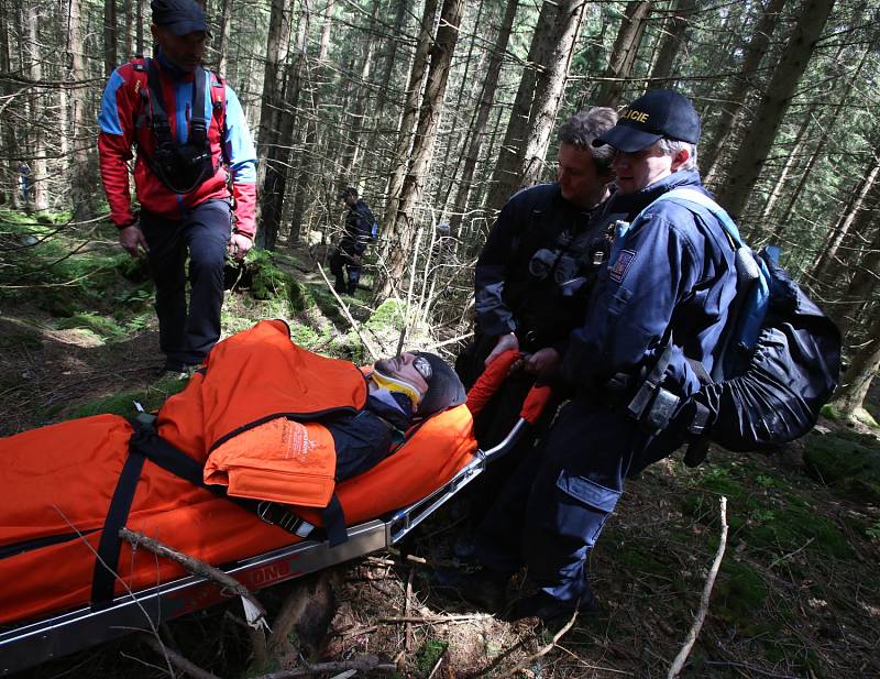 Na Stožci cvičili policisté, hasiči, záchranáři a stržáci Šumavy spolupráci při záchraně neukázněných cyklistů