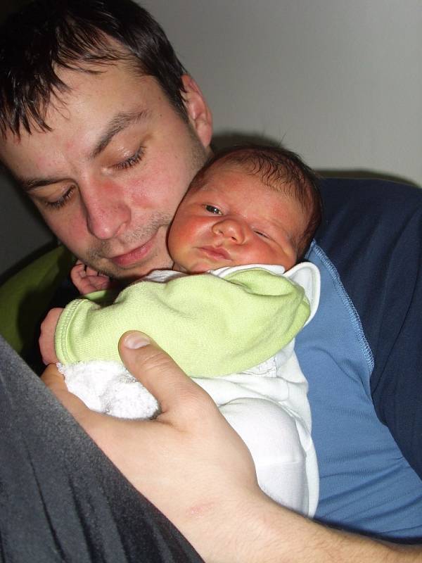 Ivetu Klorovou přivedla na svět 18.12.2011 v 9.43 h maminka Petra Jelínková. Holčička vážila po porodu 4,10 kg.Na snímku je s tatínkem Radkem Klorem.