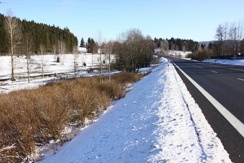 Čtyřproudá silnice a bobří hráz – neobvyklá kombinace jen kousek od hranic s Německem.