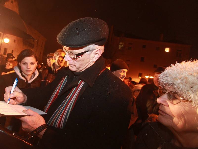 Demonstrace na českobudějovickém Piaristickém náměstí.