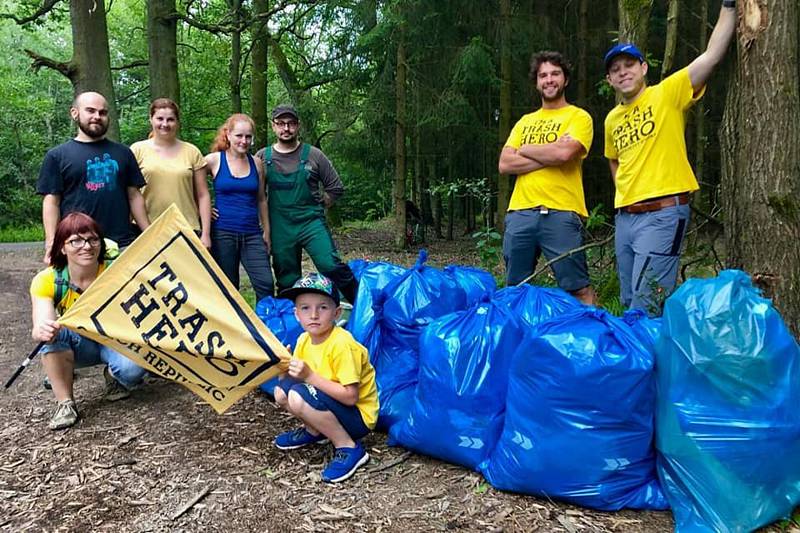 Dobrovolníci z českobudějovického uskupení Trash Hero uklízí město.