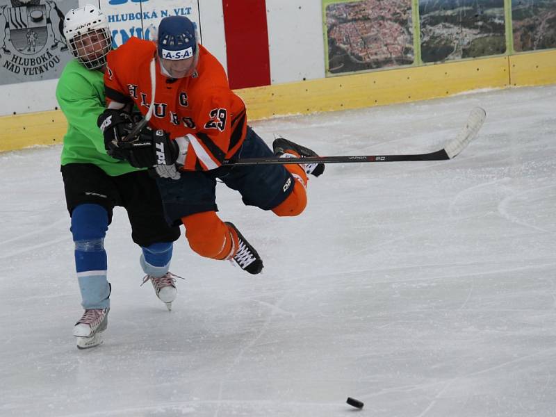 V okresním play off SKH Hluboká překvapivě podlehl na svém ledě Sharks Č. Krumlov 7:14. 