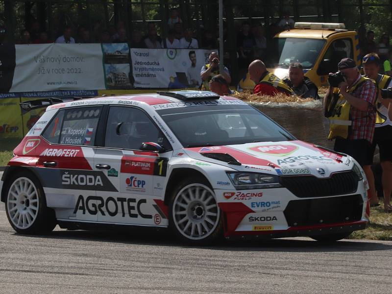 Jan Kopecký s Janem Hlouškem vyhráli úvodní rychlostní zkoušku Rallye Český Krumlov na českobudějovickém výstavišti.