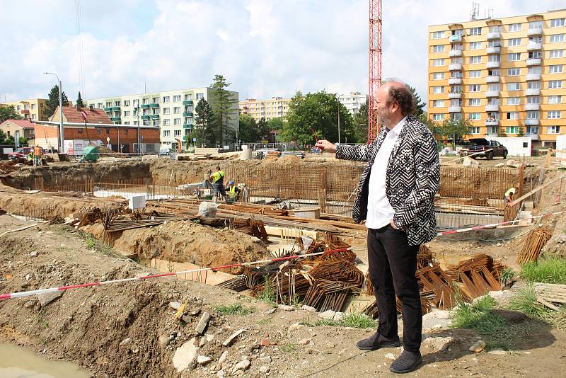 Architekt Jiří Brůha ukazuje na novou, budoucí, zelenou stavbu.