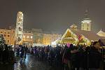 S trhy v Českých Budějovicích se v pátek večer přišly rozloučit stovky lidí. Úderem 18. hodiny adventní městečko zhaslo.