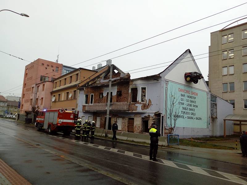 Bývalý vykřičený dům v českobudějovické Průmyslové ulici v pondělí, den po požáru.