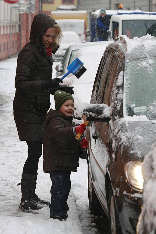 Sníh zasypal region. V noci jej napadlo několik centimetrů. Potíže způsobil nejen řidičům ale i chodcům.