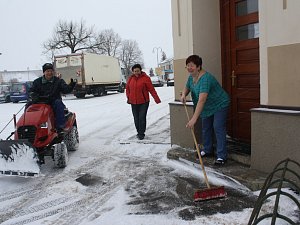 Úklid sněhu v Dubném, před restaurací Lorita Návarová.