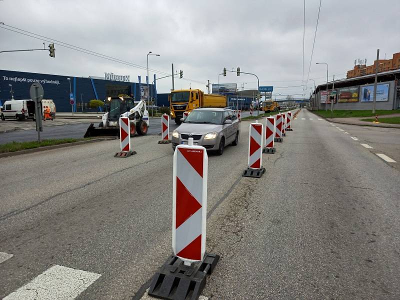 Opravy Strakonické ulice v Českých Budějovicích 24. dubna 2022. Akce začala v pátek, skončit má za dva měsíce, pokud počasí dovolí, počátkem června.